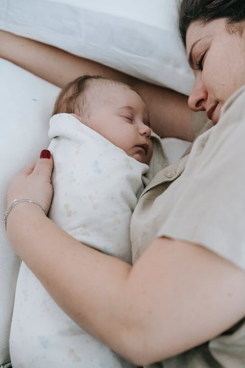 mom swaddle baby